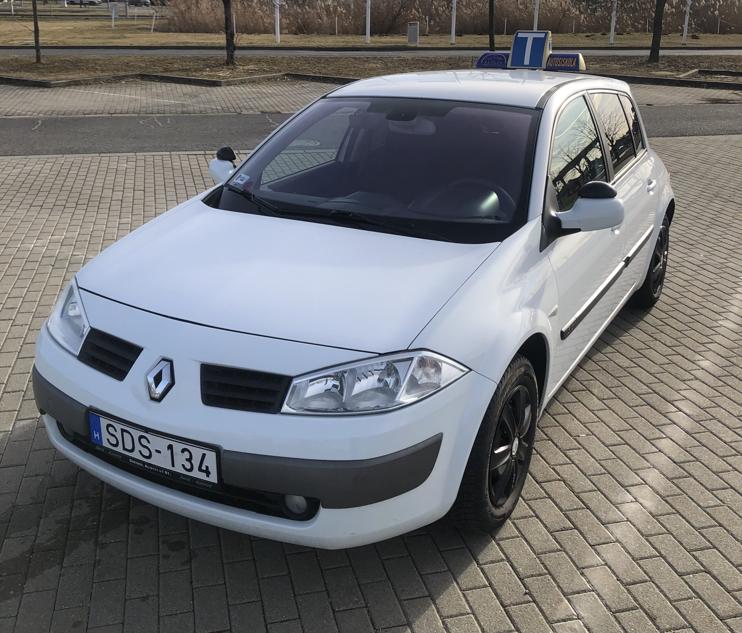 Automata váltós oktatóautó – Renault Megane